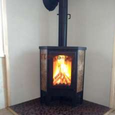 Недорогая печь-камин Бавария Эко угловая с плитой одна конфорка фото в интерьере в Молодечно