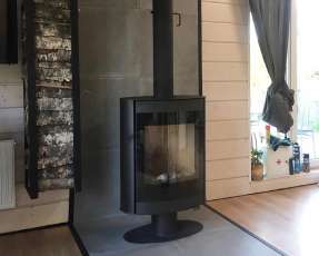 Печь-камин с теплообменником Мета-Бел АОТ 7.0-01 Свитязь фото в интерьере в Молодечно