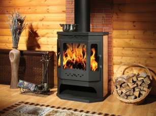 Стальной камин с дровницей Бавария призматик с плитой фото в интерьере в Молодечно
