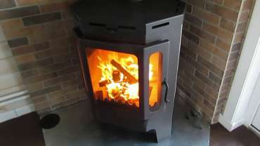 Печь-камин Бавария призматик пристенно-угловой фото в интерьере в Молодечно