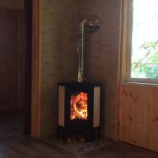 Стальной камин с большим стеклом Бавария угловая Амазонка бай фото в интерьере в Молодечно