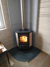 Недорогая печь-камин со стеклом Бавария угловая с плитой фото в интерьере в Молодечно