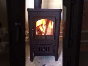 Чугунный недорогой камин со стеклом Бавария Оптима Чугун с плитой фото в интерьере в Молодечно