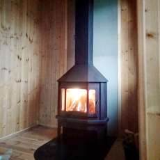 Стальной камин со стеклом Мюнхен угловой чёрный фото в интерьере в Молодечно