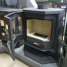 Стальной камин с шамотом Бавария панорама призма с плитой в интерьере фото в Молодечно