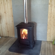 Печь-камин чугунный FireWay Bruno в интерьере чёрный Амазонка бай фото в Молодечно