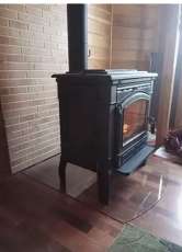 Печь-камин чугунный FireWay Gunter в интерьере чёрный Амазонка бай фото в Молодечно