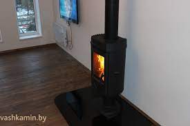 Печь-камин чугунный Invicta Mesnil в интерьере Амазонка бай фото в Молодечно