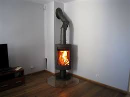 Печь-камин чугунный Invicta Alios в интерьере Амазонка бай фото в Молодечно