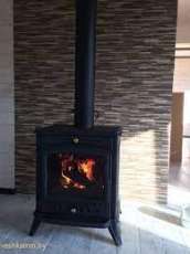 Печь-камин чугунный Invicta Altea в интерьере Амазонка бай фото в Молодечно