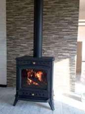 Печь-камин чугунный Invicta Altea в интерьере Амазонка бай фото в Молодечно