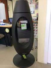 Печь-камин чугунный Invicta Ove в интерьере Амазонка бай фото в Молодечно